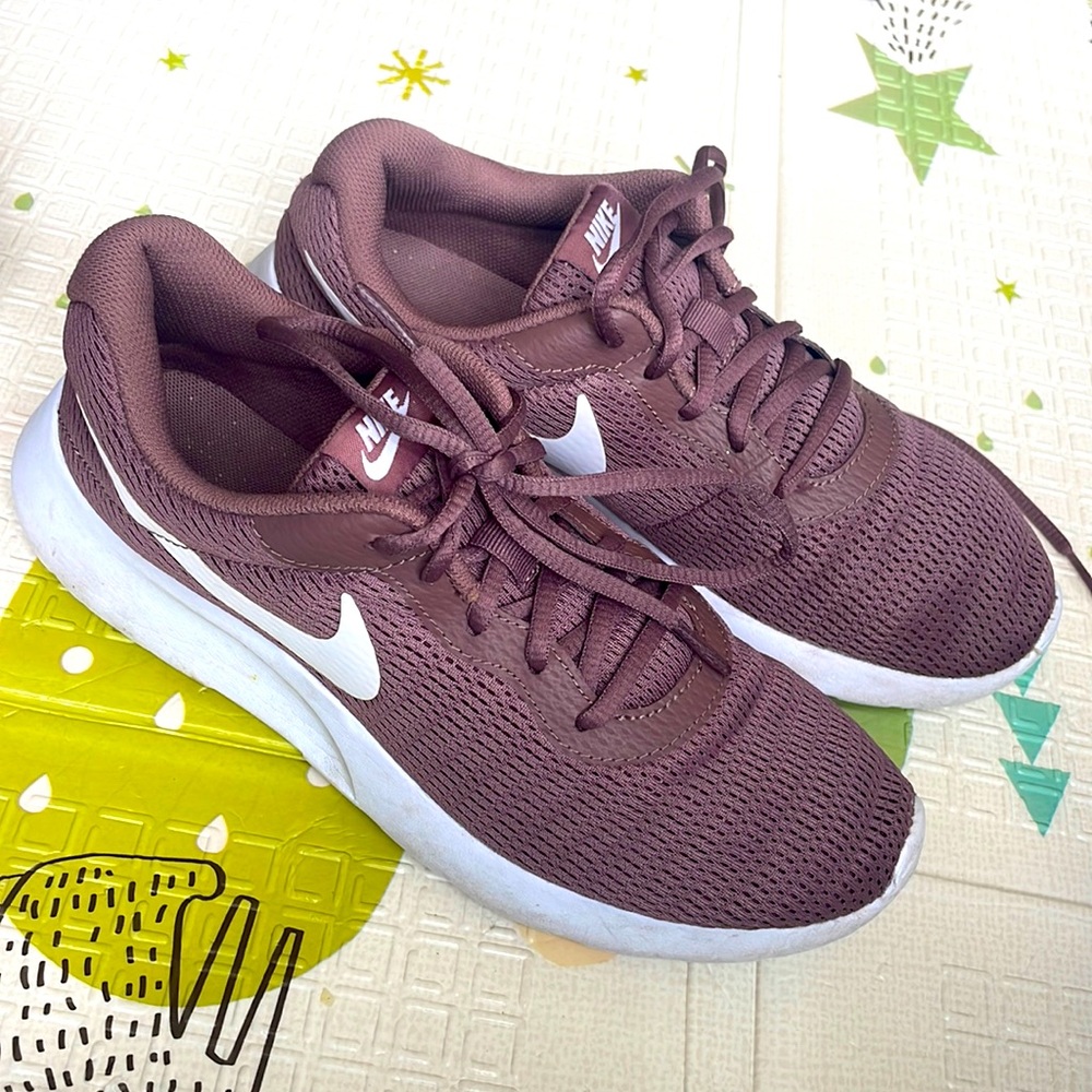 Nikes women’s size 8.5. Worn but good condition and super comfortable.